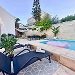 Poolside Paradise Sea View וילה